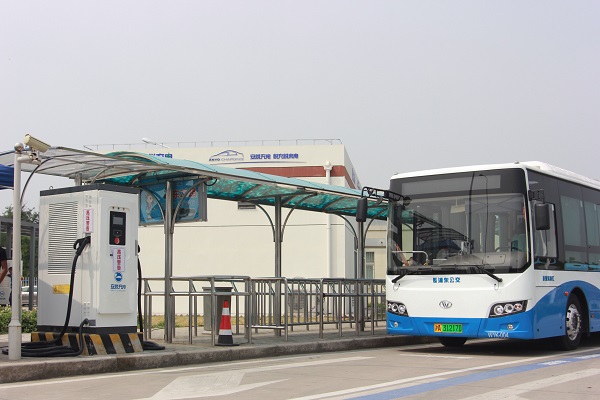 半小时充满电跑120公里 上海启用首批快充纯电动公交车和首座快充枢纽站